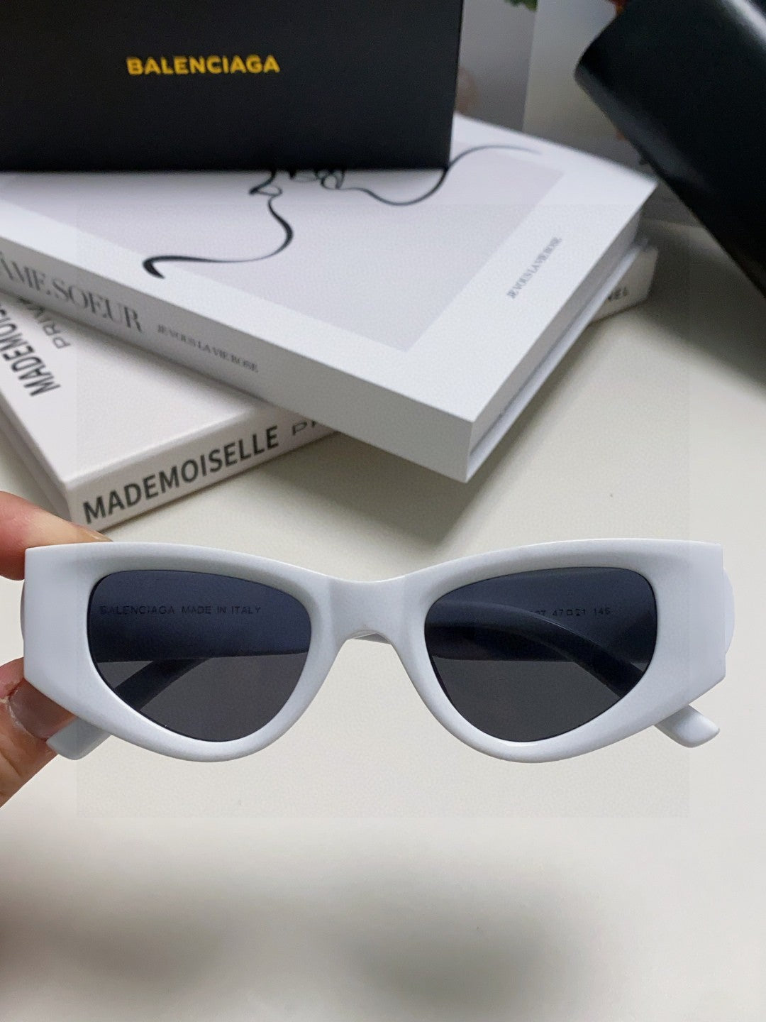 Balenciaga Polarized Cat-Eye Silver Lens Sunglasses for Men & Women - 416100 - detail image 3
