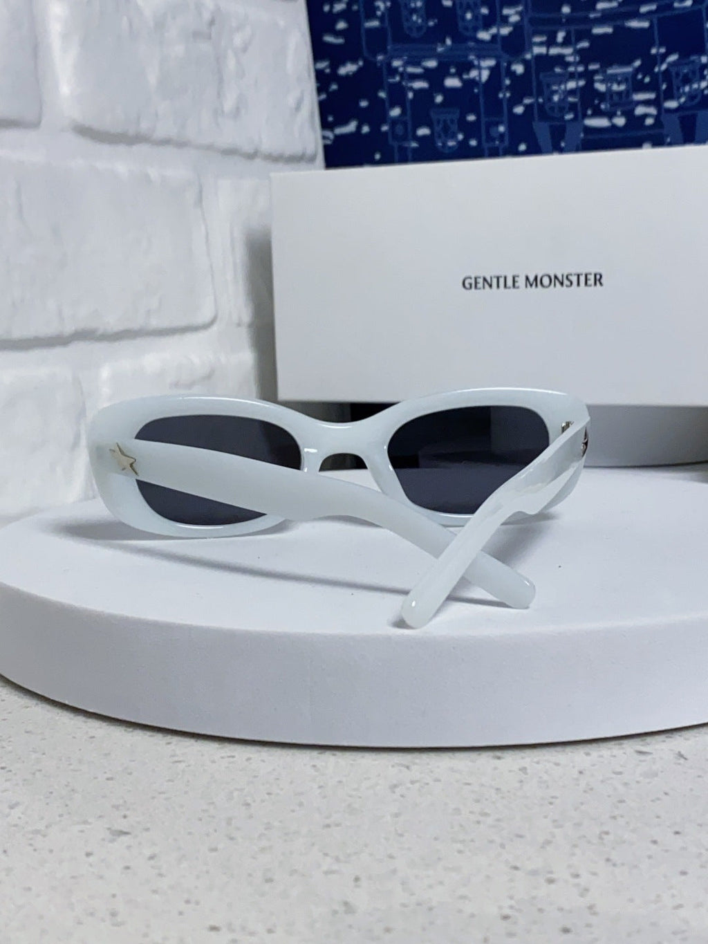 Gentle Monster ORACLE Cat-Eye Blue Lens Sunglasses for Women - detail image 3