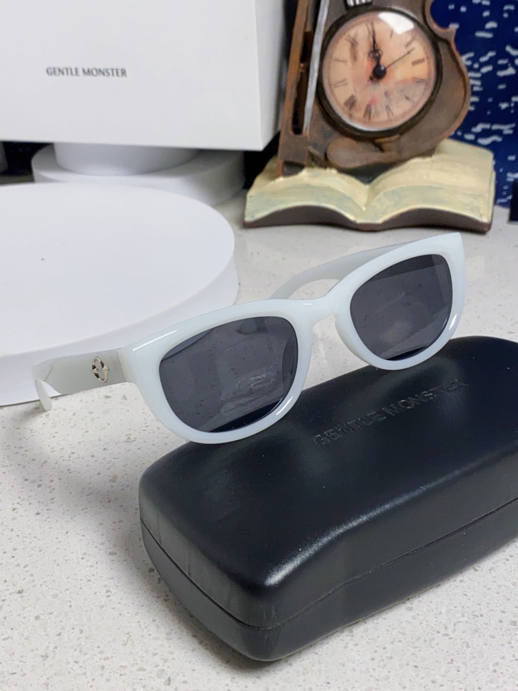 Gentle Monster MONOCHROME Round Blue Lens Sunglasses for Women - detail image 10