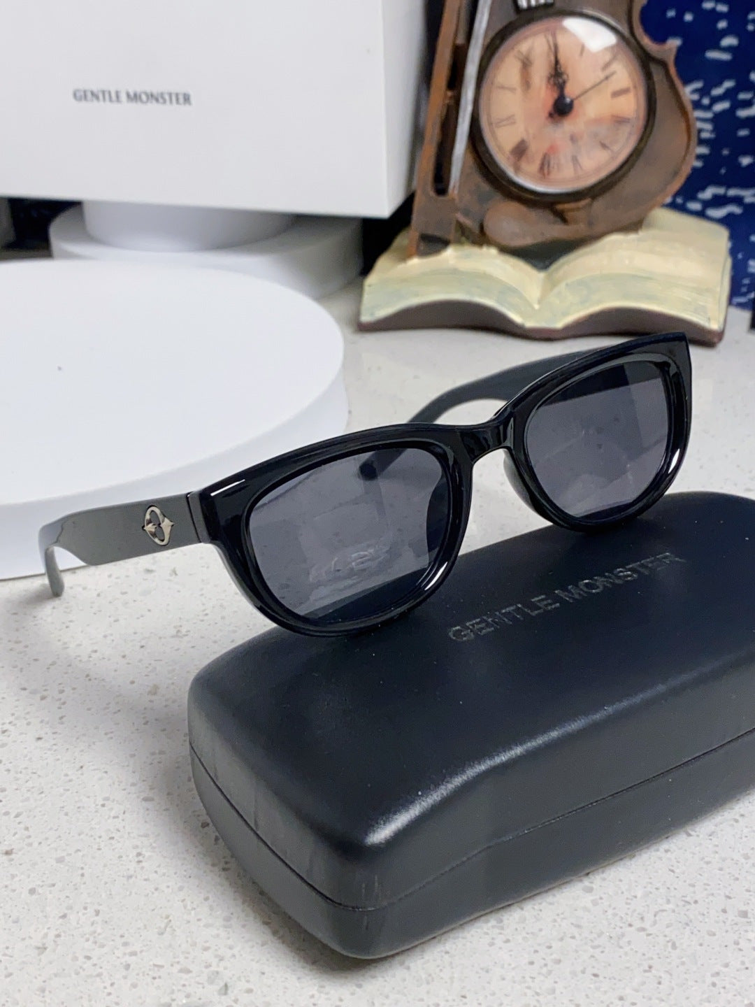Gentle Monster MONOCHROME Round Red Lens Sunglasses for Women - detail image 10