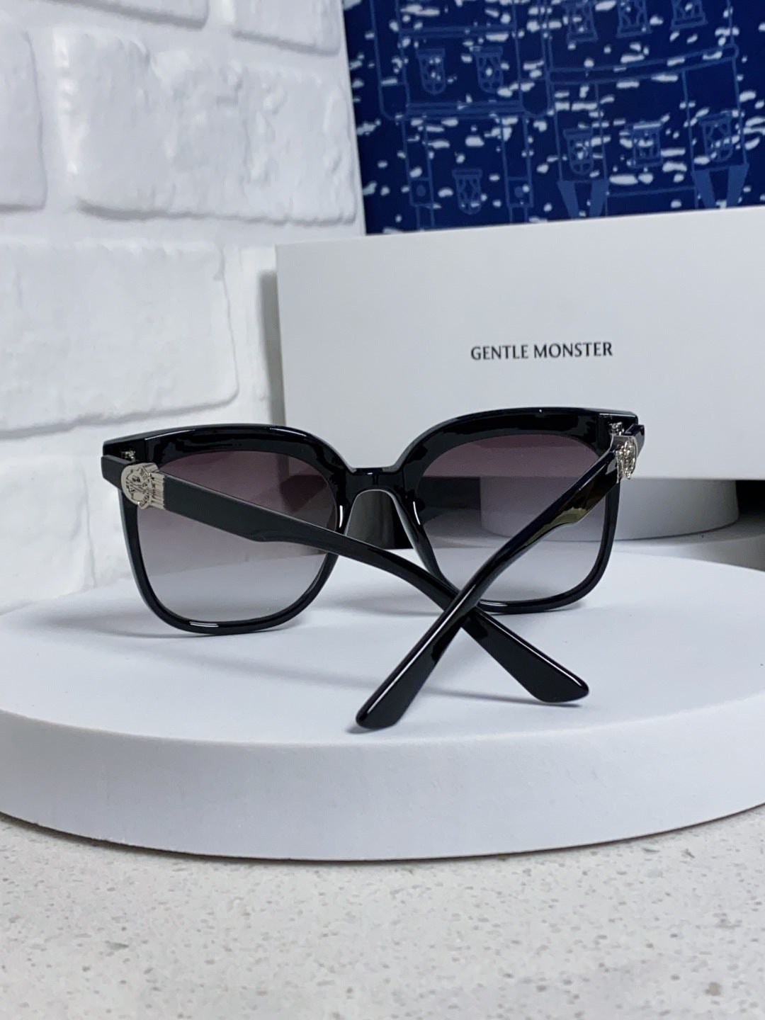 Gentle Monster SWIPE4 Square Gray Lens Sunglasses for Men & Women - detail image 3