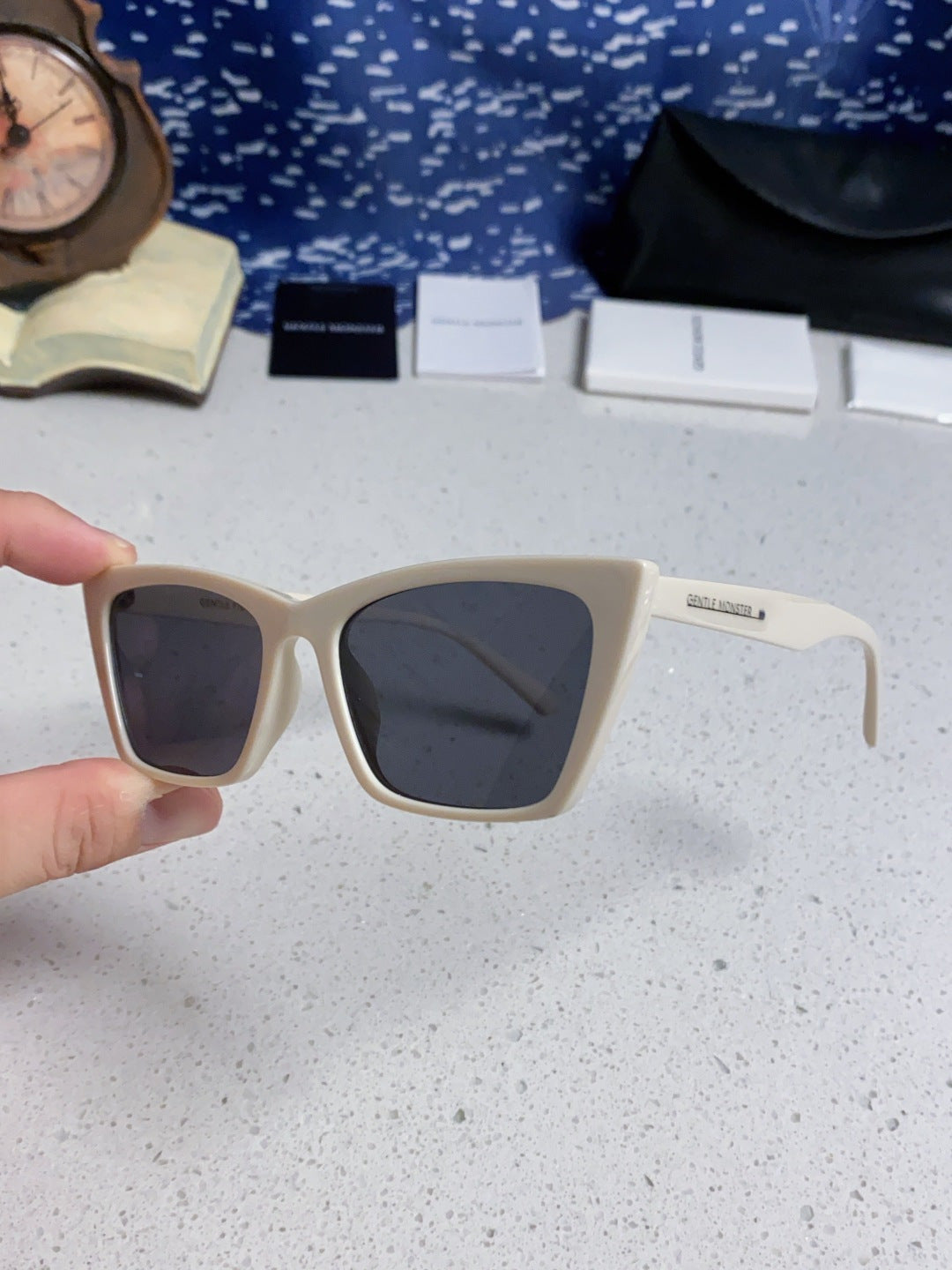 Gentle Monster TALIN Cat-Eye Gray Lens Sunglasses for Men & Women - 358887 - detail image 6