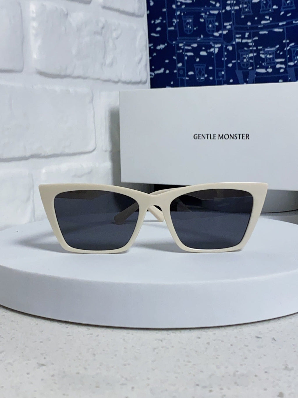 Gentle Monster TALIN Cat-Eye Gray Lens Sunglasses for Men & Women - 358887 - detail image 2