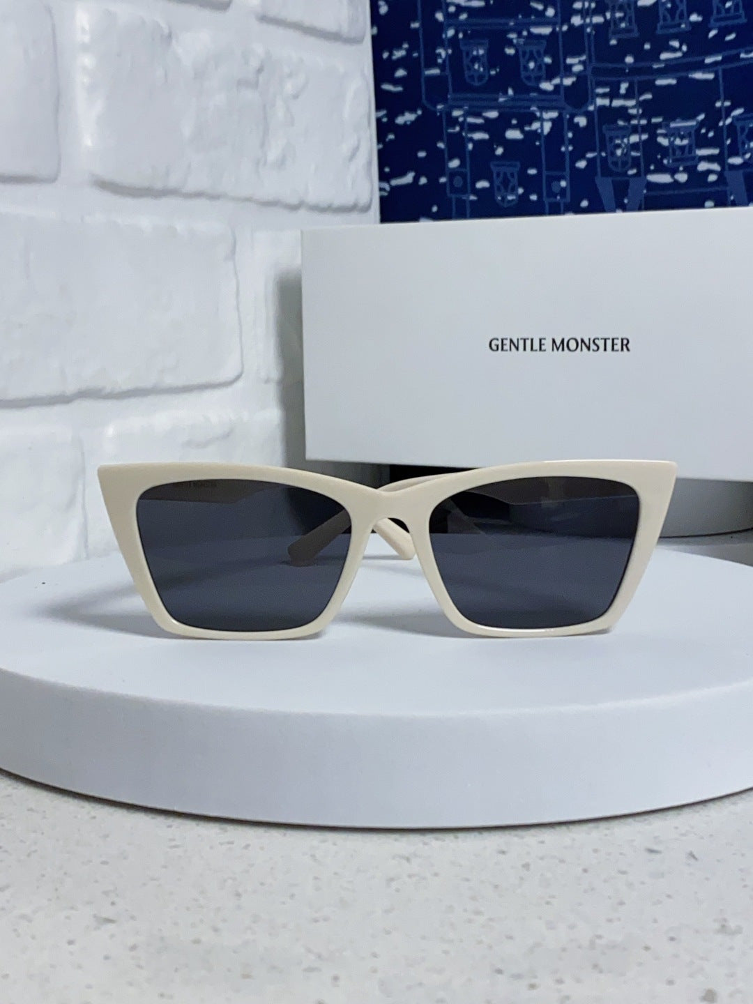 Gentle Monster TALIN Cat-Eye Gray Lens Sunglasses for Men & Women - 358887 - detail image 2