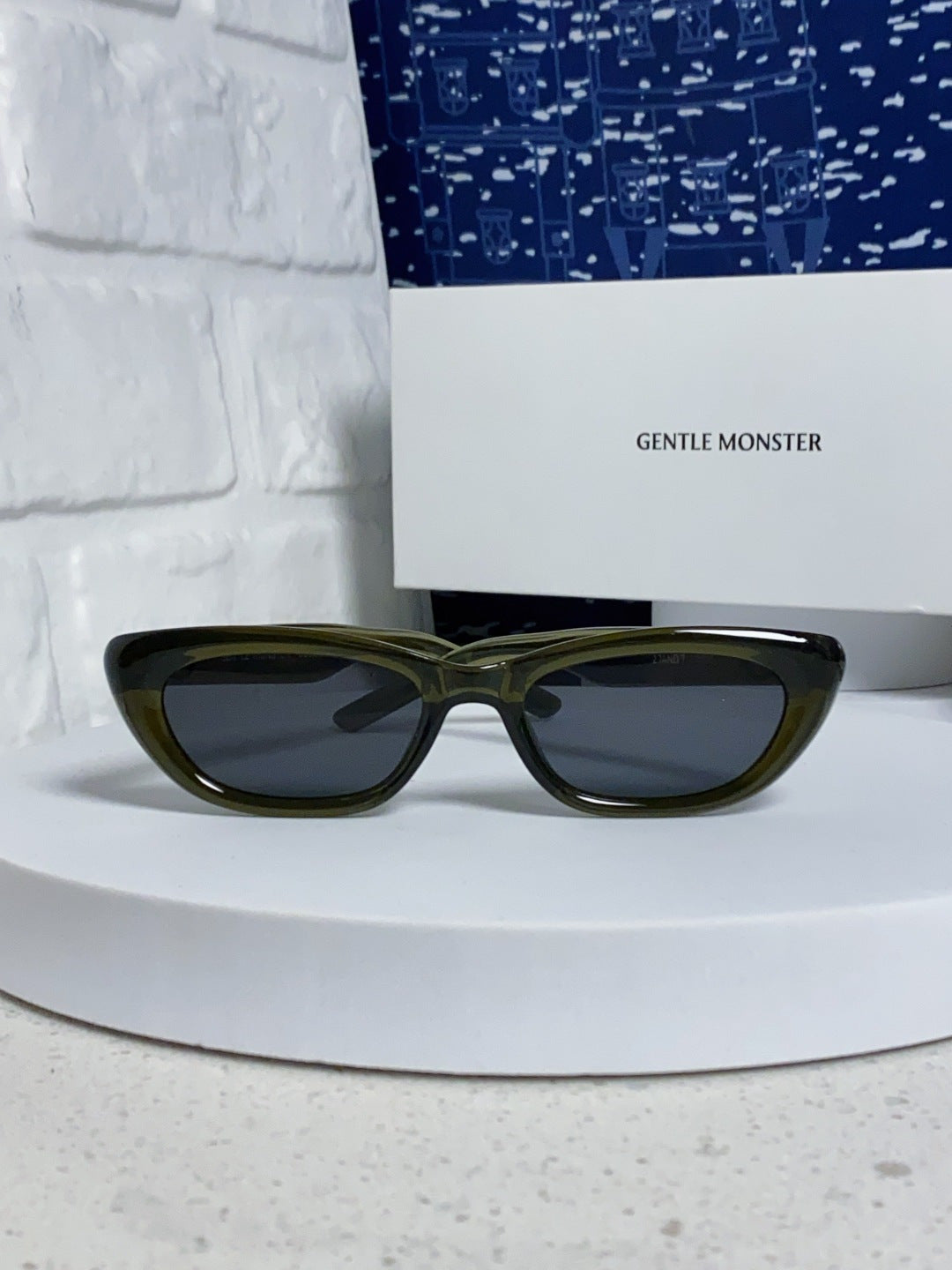 Gentle Monster 27AND7 Cat-Eye Black Lens Sunglasses for Men & Women - 358876 - detail image 2