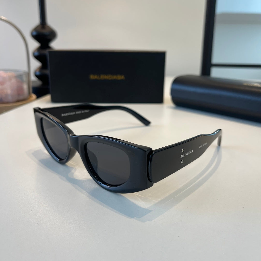 Balenciaga Rectangular Black Lens Sunglasses for Men & Women - 158569 - detail image 3