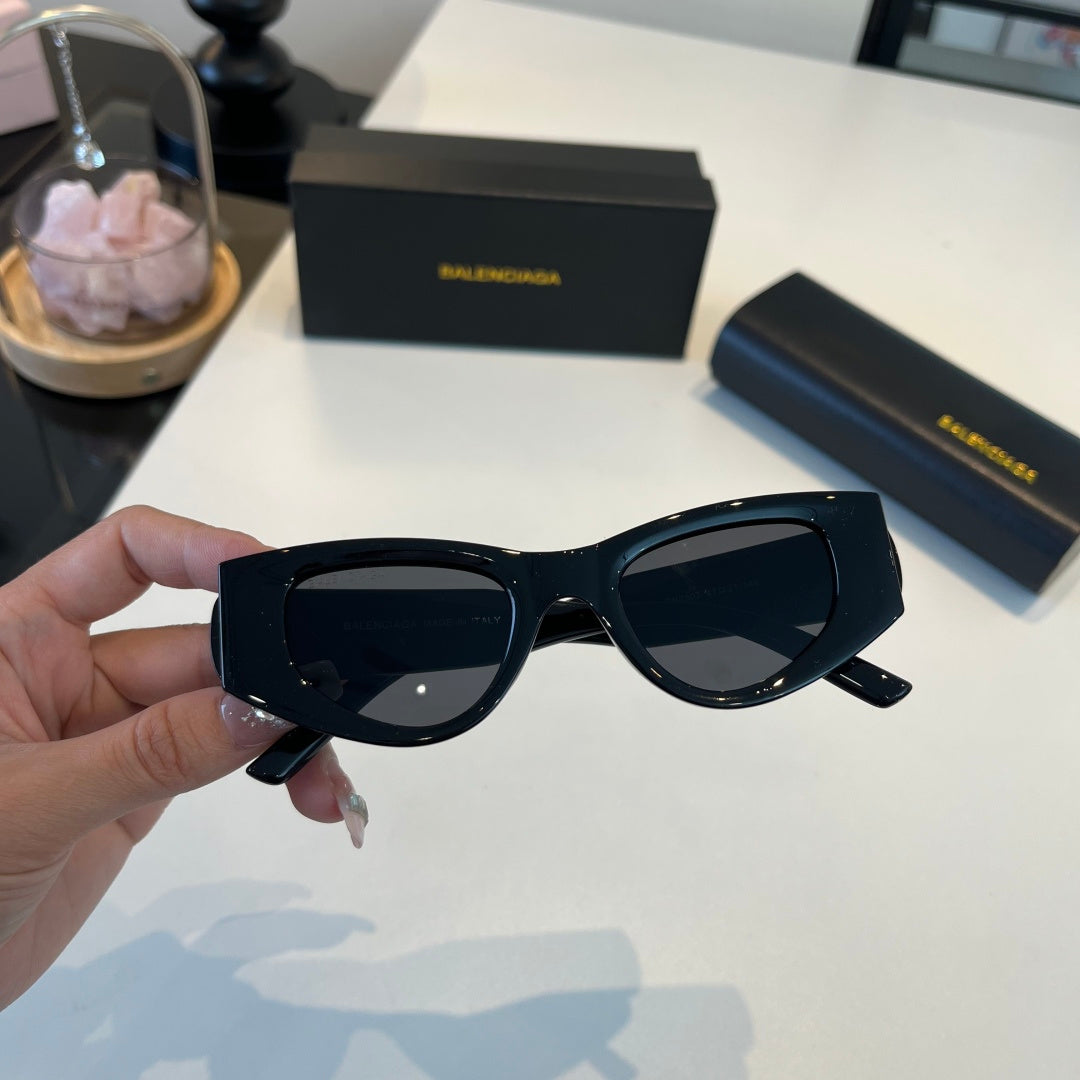 Balenciaga Rectangular Black Lens Sunglasses for Men & Women - 158569 - detail image 4