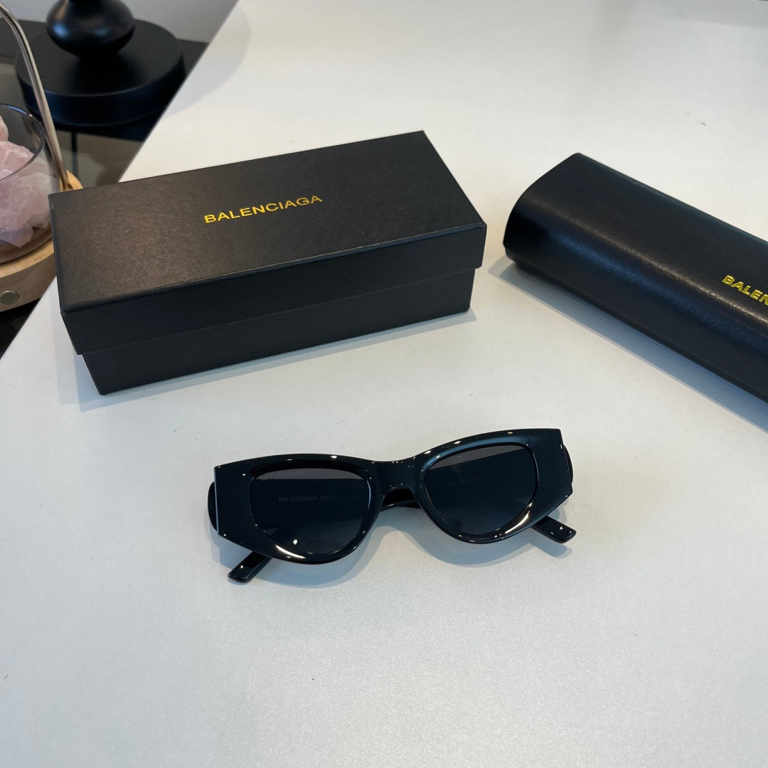 Balenciaga Rectangular Black Lens Sunglasses for Men & Women - 372351 - detail image 6