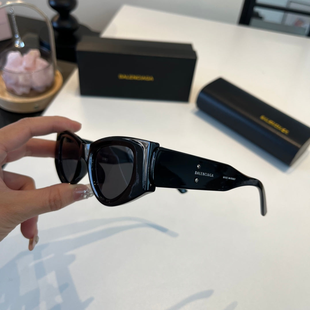 Balenciaga Rectangular Black Lens Sunglasses for Men & Women - 158569 - detail image 9