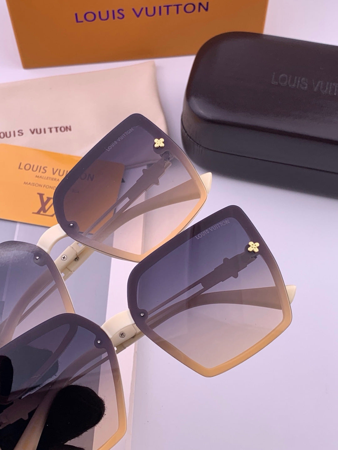 Louis Vuitton L6302 Square Gold Lens Sunglasses for Men & Women - 448512 - detail image 3