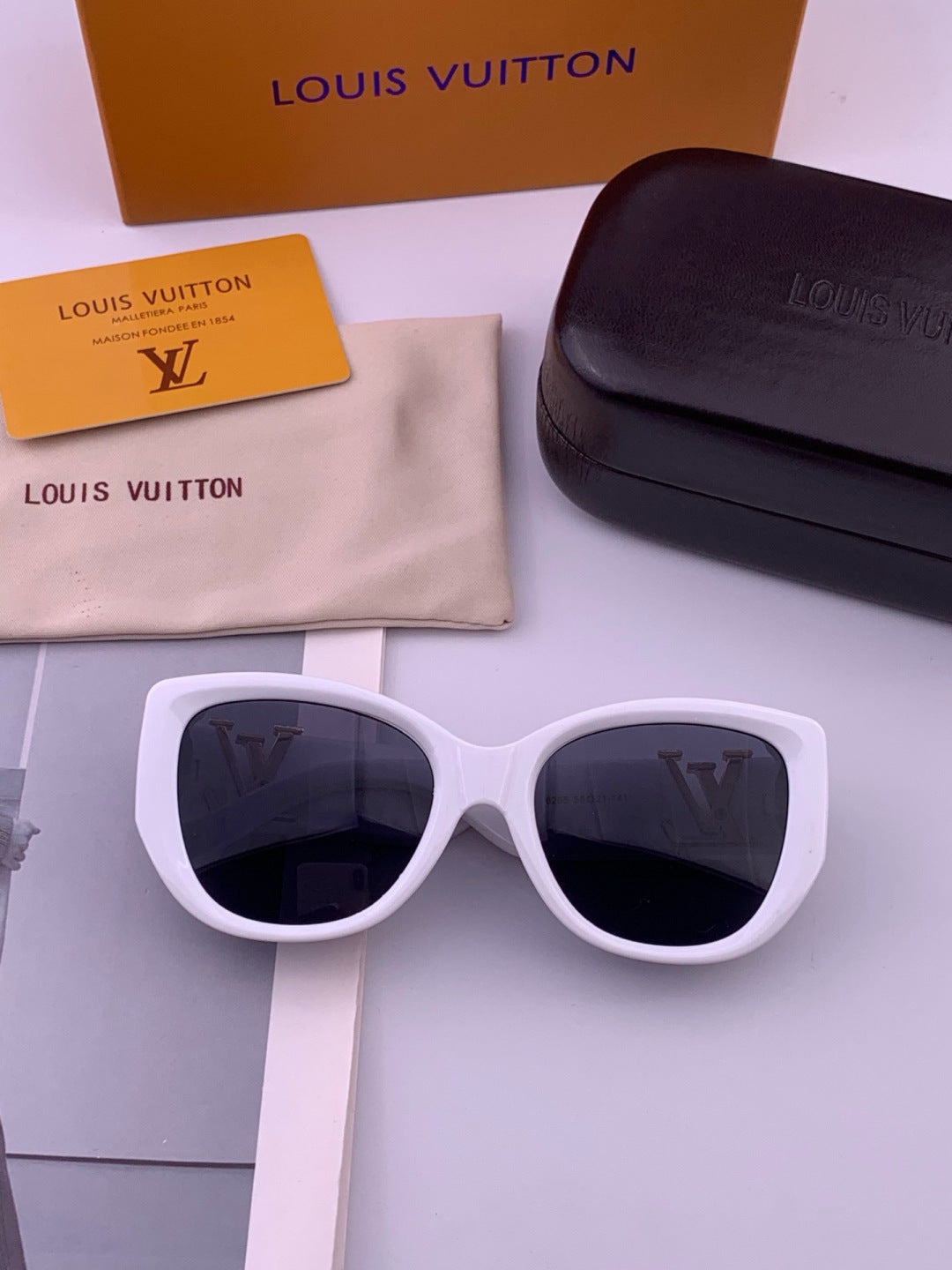 Louis Vuitton L5626 Square Pink Lens Sunglasses for Women - 448482 - detail image 7