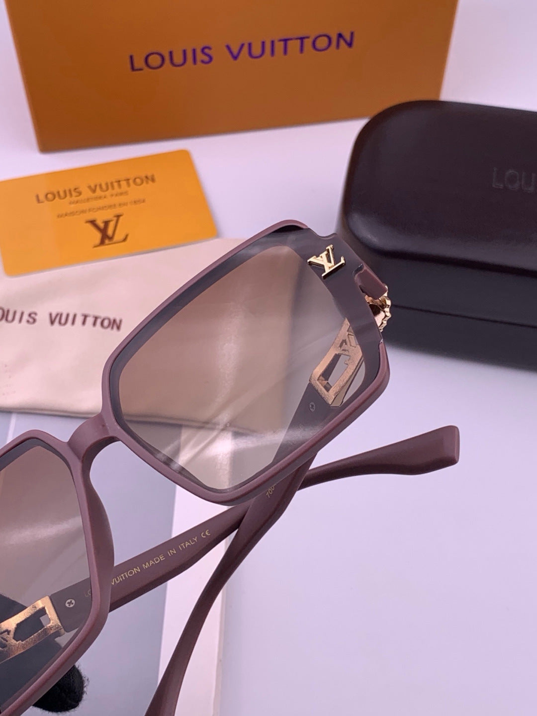 Louis Vuitton L77004 Oversized Purple Lens Sunglasses for Men & Women - 448492 - detail image 5