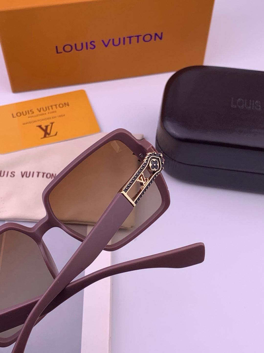 Louis Vuitton L77004 Oversized Purple Lens Sunglasses for Men & Women - 448492 - detail image 4