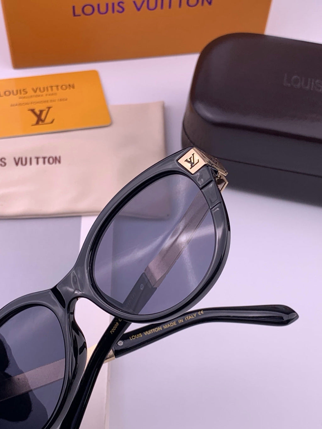 Louis Vuitton L87000 Oversized Black Lens Sunglasses for Men & Women - 493205 - detail image 4