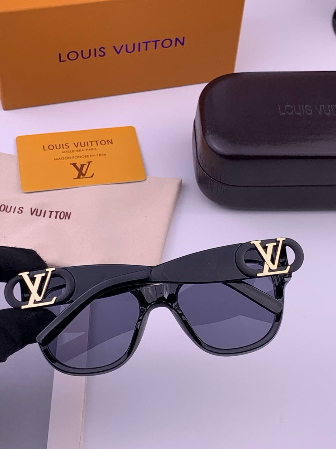 Louis Vuitton L07002 Square Black Lens Sunglasses for Women - 486181 - detail image 4