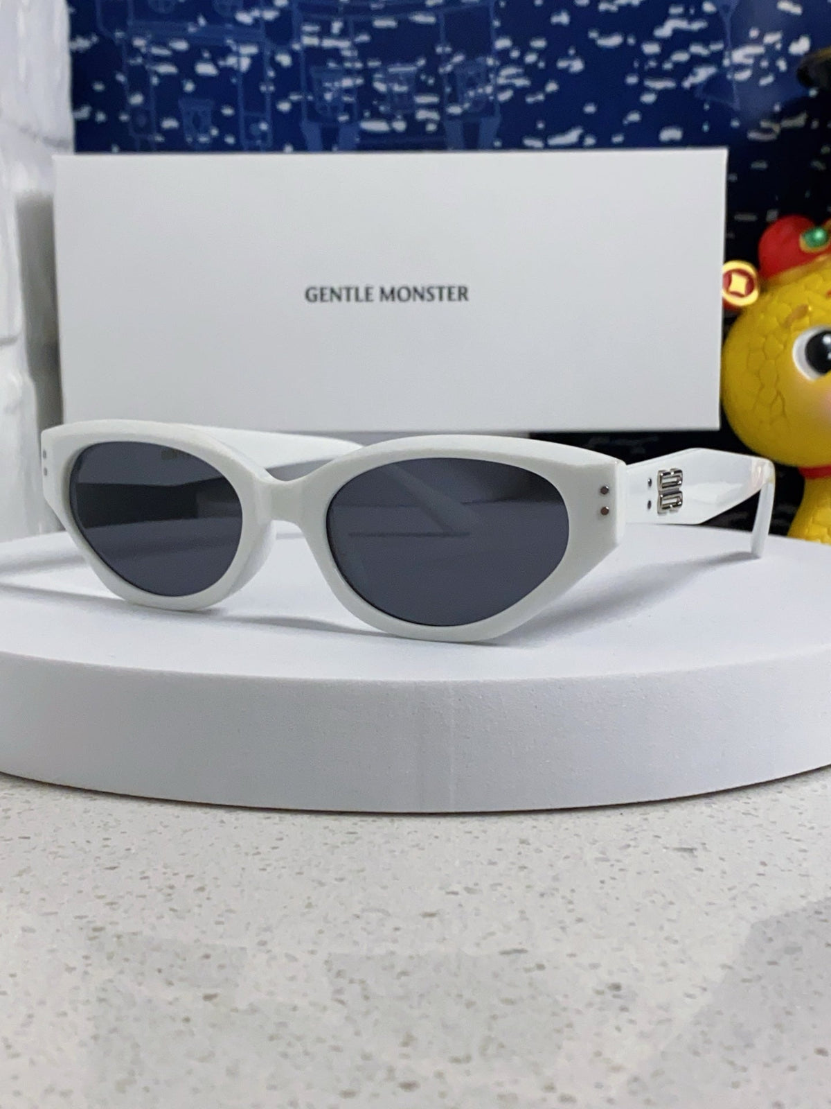 Gentle Monster ROCOCO Cat-Eye Gray Lens Sunglasses for Men & Women - 432930