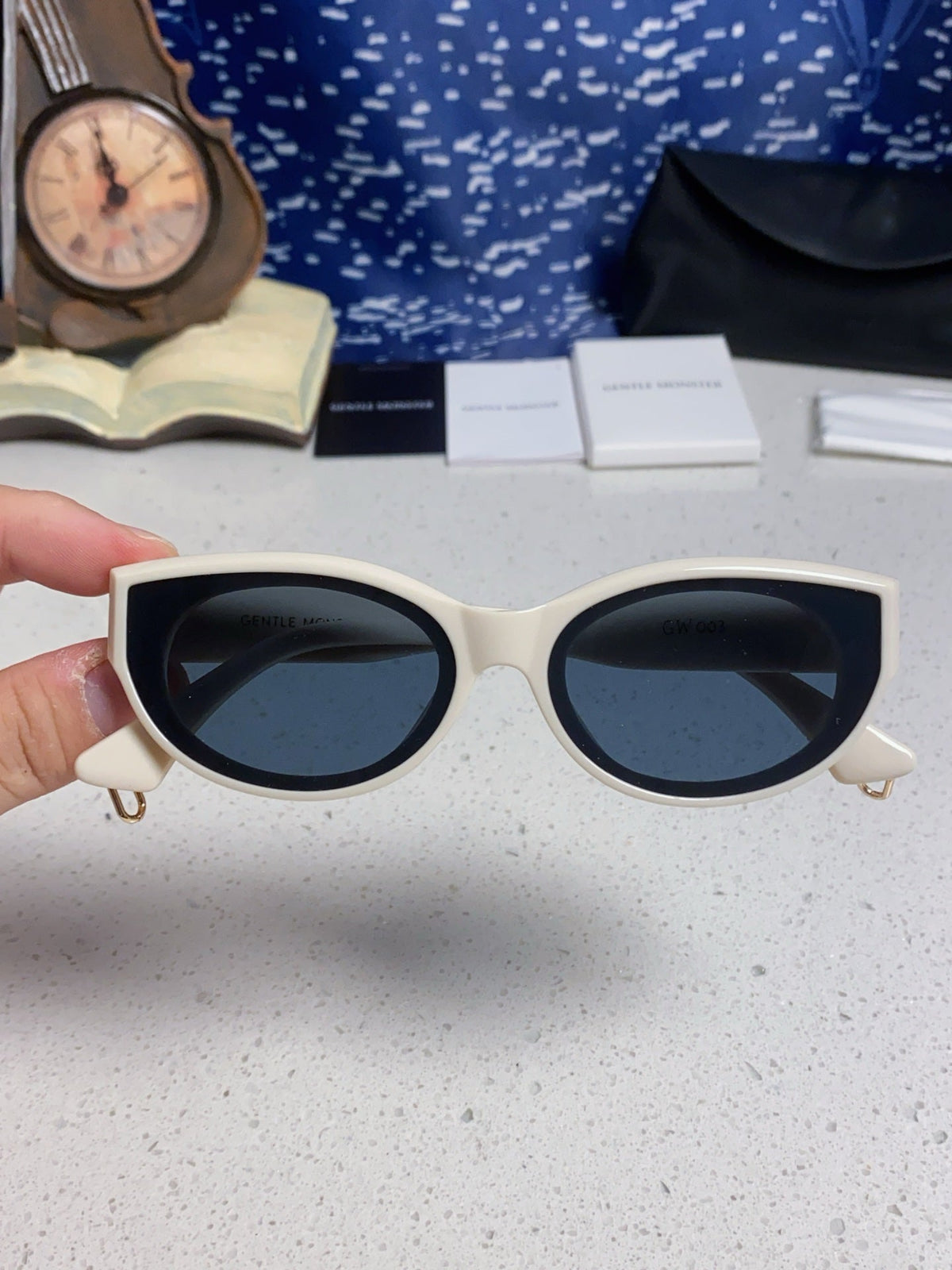 Gentle Monster GW003 Cat-Eye Blue Lens Sunglasses for Men & Women - detail image 4