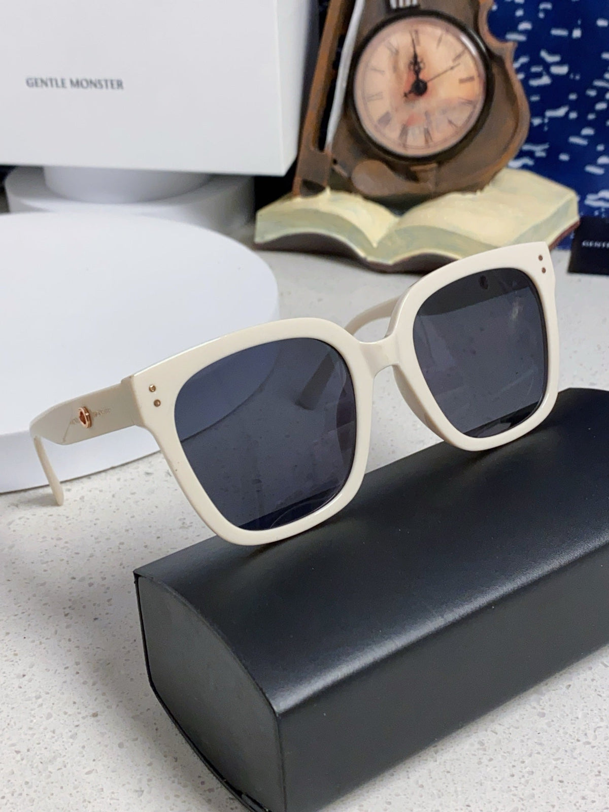 Gentle Monster KUKU Polarized Square Blue Lens Sunglasses for Women - detail image 10